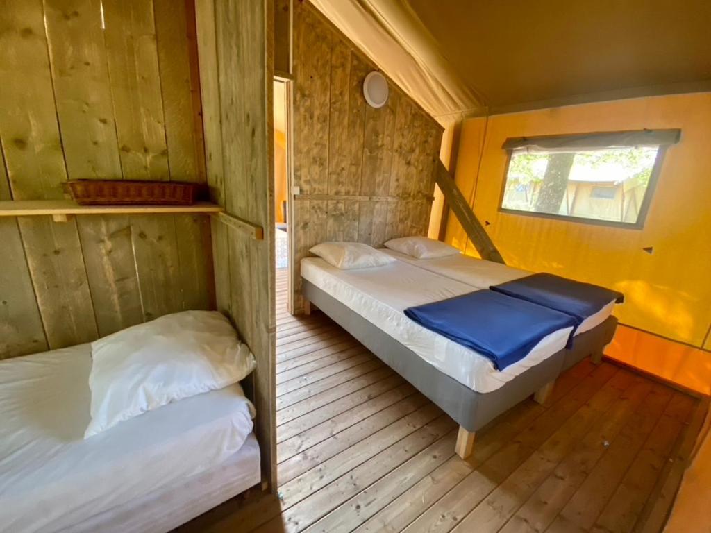 Camping La Kahute - Tente Lodge Au Coeur De La Foret Carcans Exterior photo